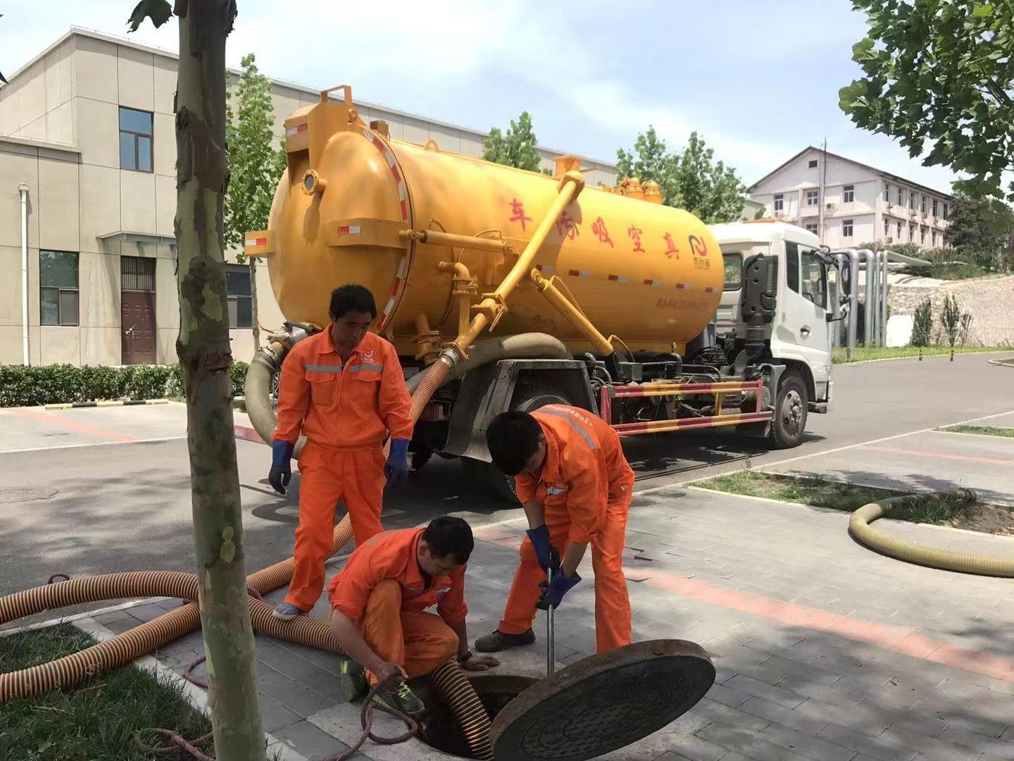 梁溪管道疏通车停在窨井附近