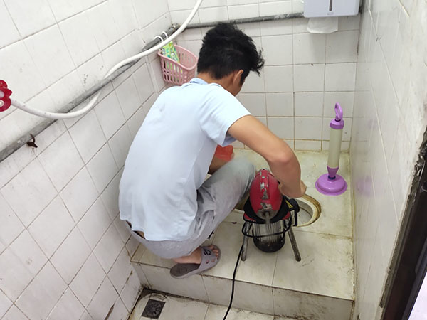 梁溪管道堵塞冒臭气 专业师傅现场解决问题