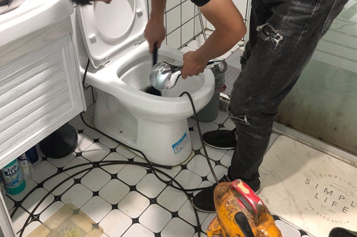 梁溪马桶堵塞自己疏通还是找师傅？专业上门服务让你省时更省心